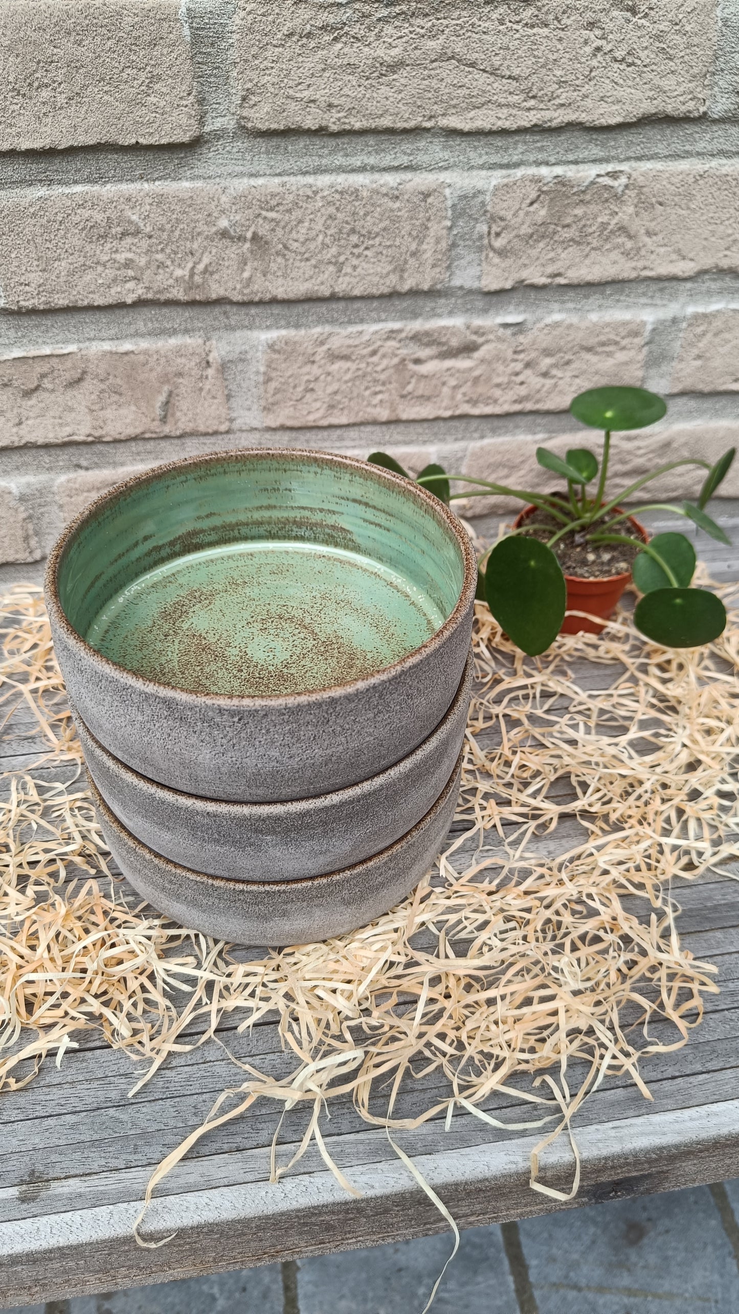 Schaaltje midden - grijze klei met groenbruine glazuur