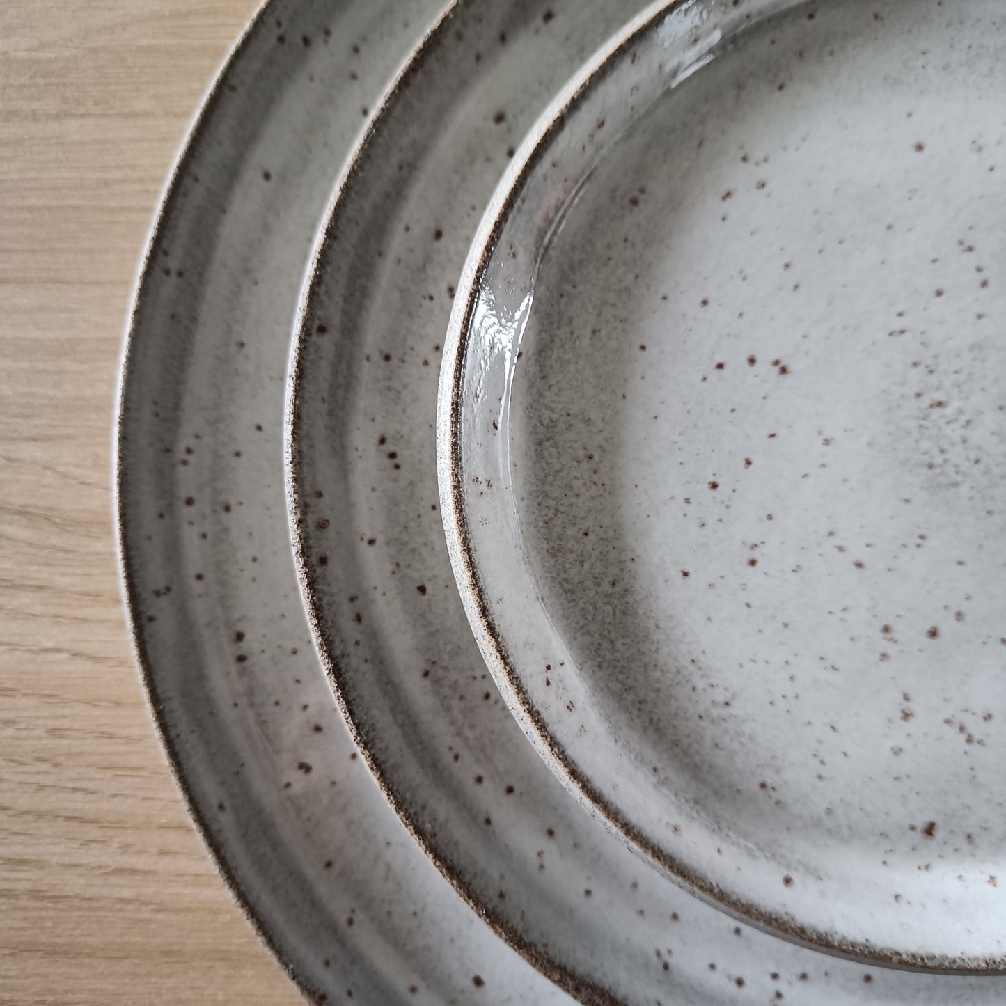 Grijze borden met wit gespikkelde glazuur